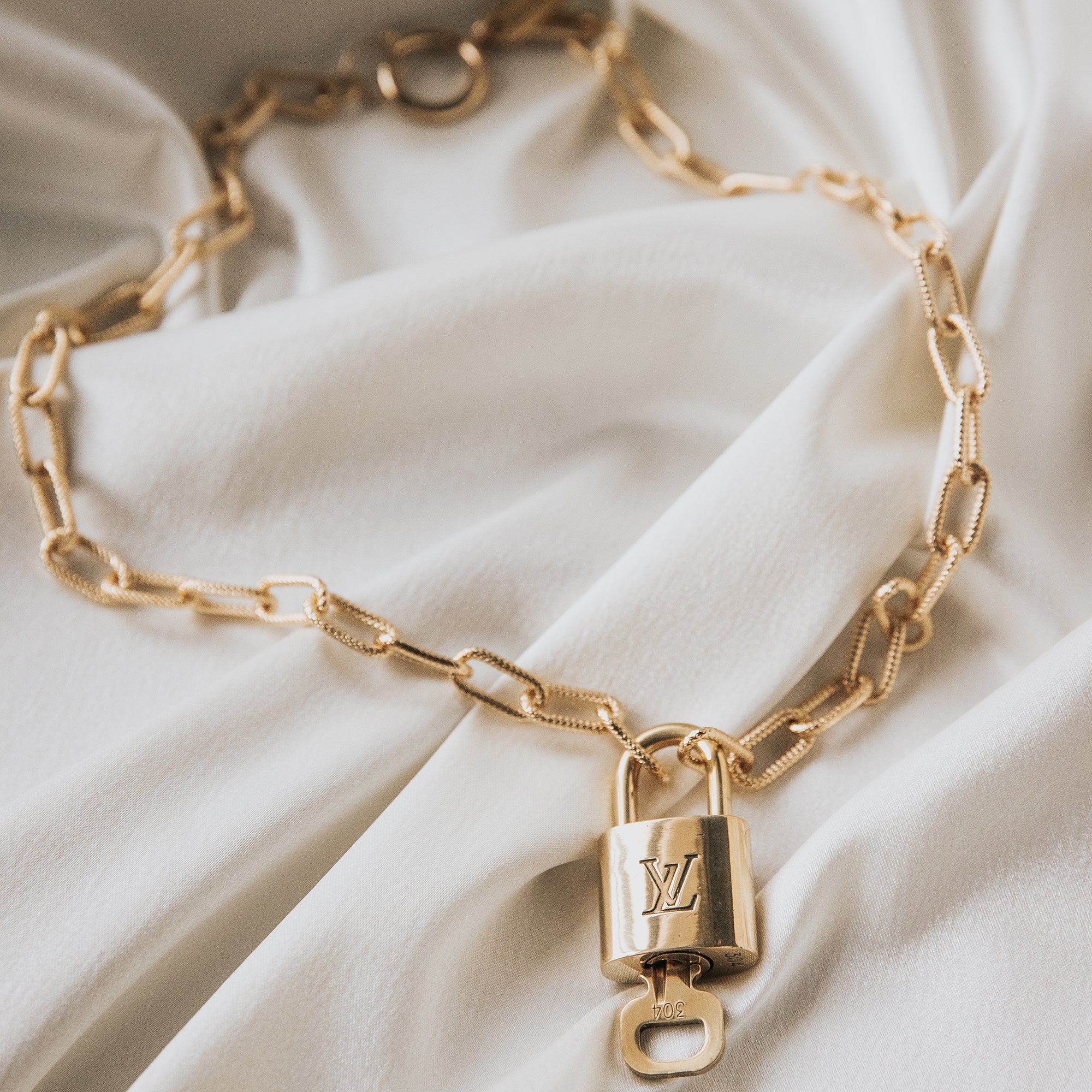 synge noget Windswept Vintage Louis Vuitton Lock Necklace